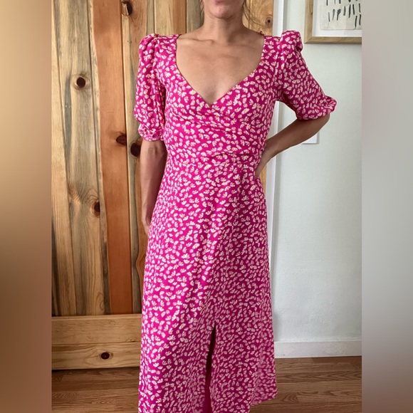 WAYF MIDI PINK DRESS WITH PUFF SLEEVE AND DAISY PATTERN. Size small. - Picture 3 of 6